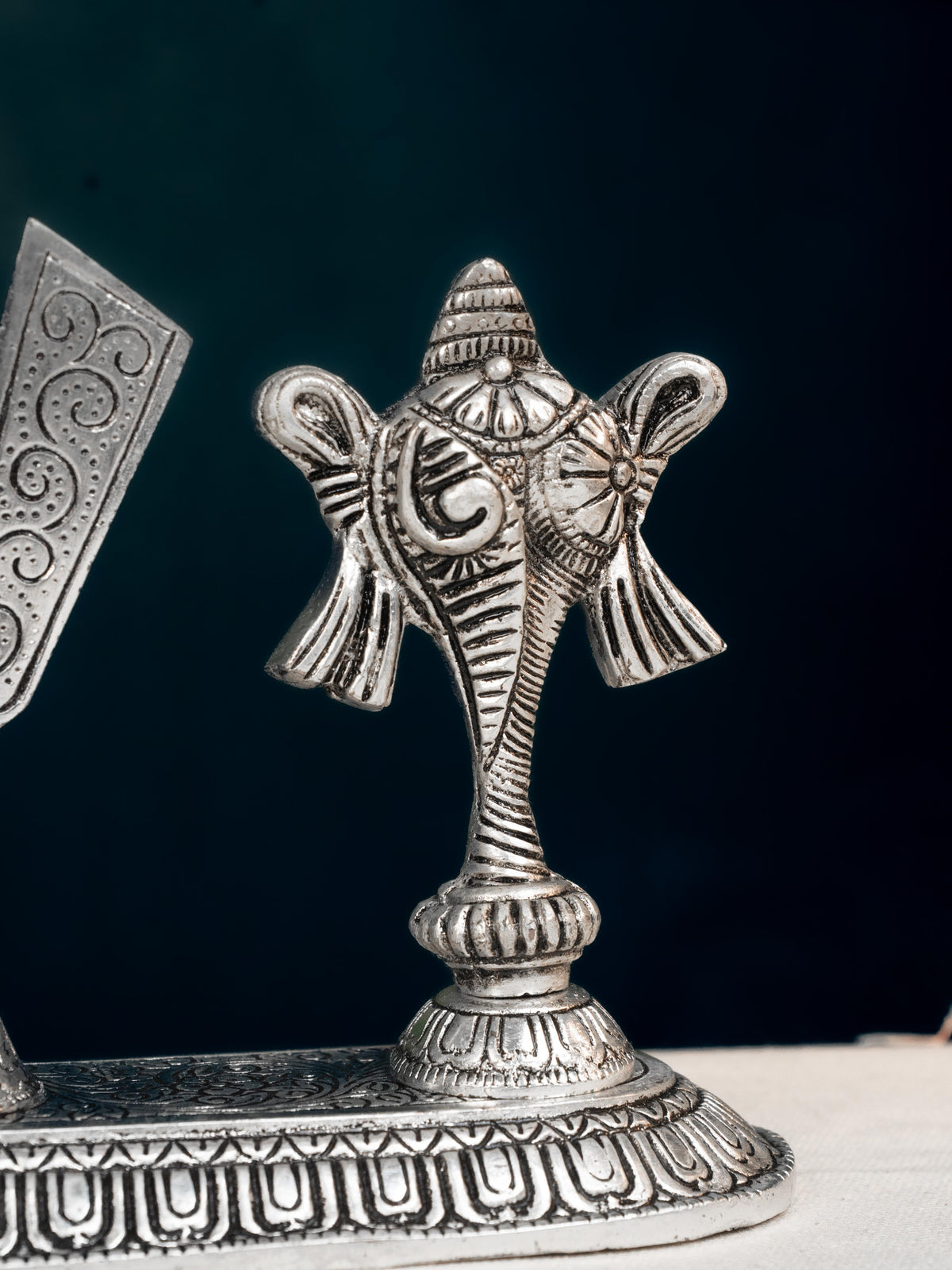 White Metal Shankh Chakra Tilak - 5 inch - Silver - WL5191-2