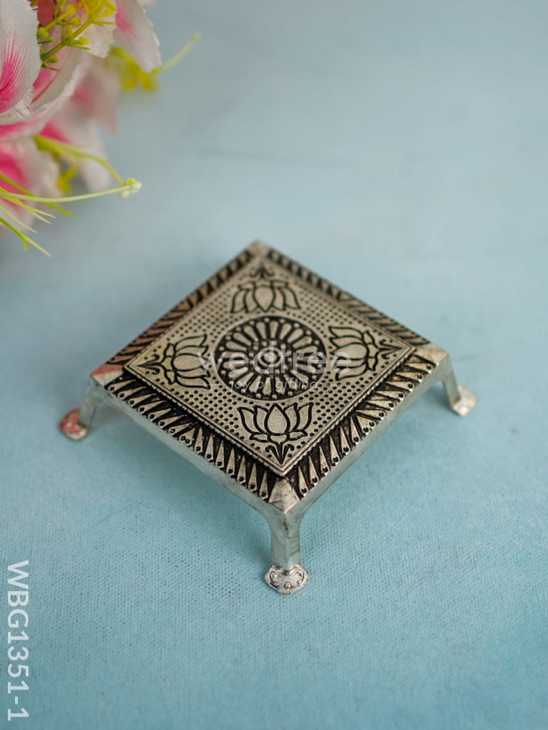 White Metal Manai - Oxidised Finish (4 x 4) - WBG1351