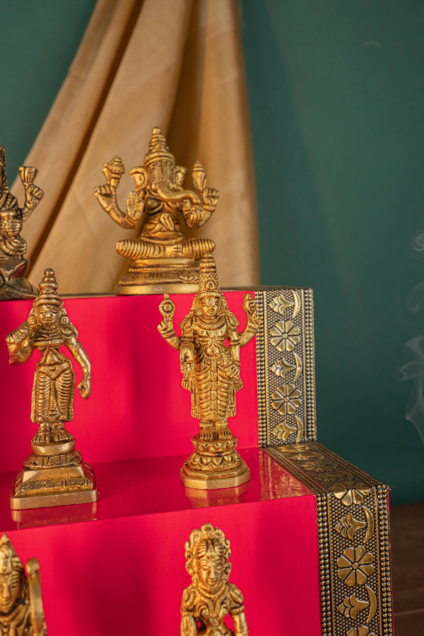 Swarna Golu - Gold Oxidized 3 Step Golu Padi & Brass Idols - WL5404-1