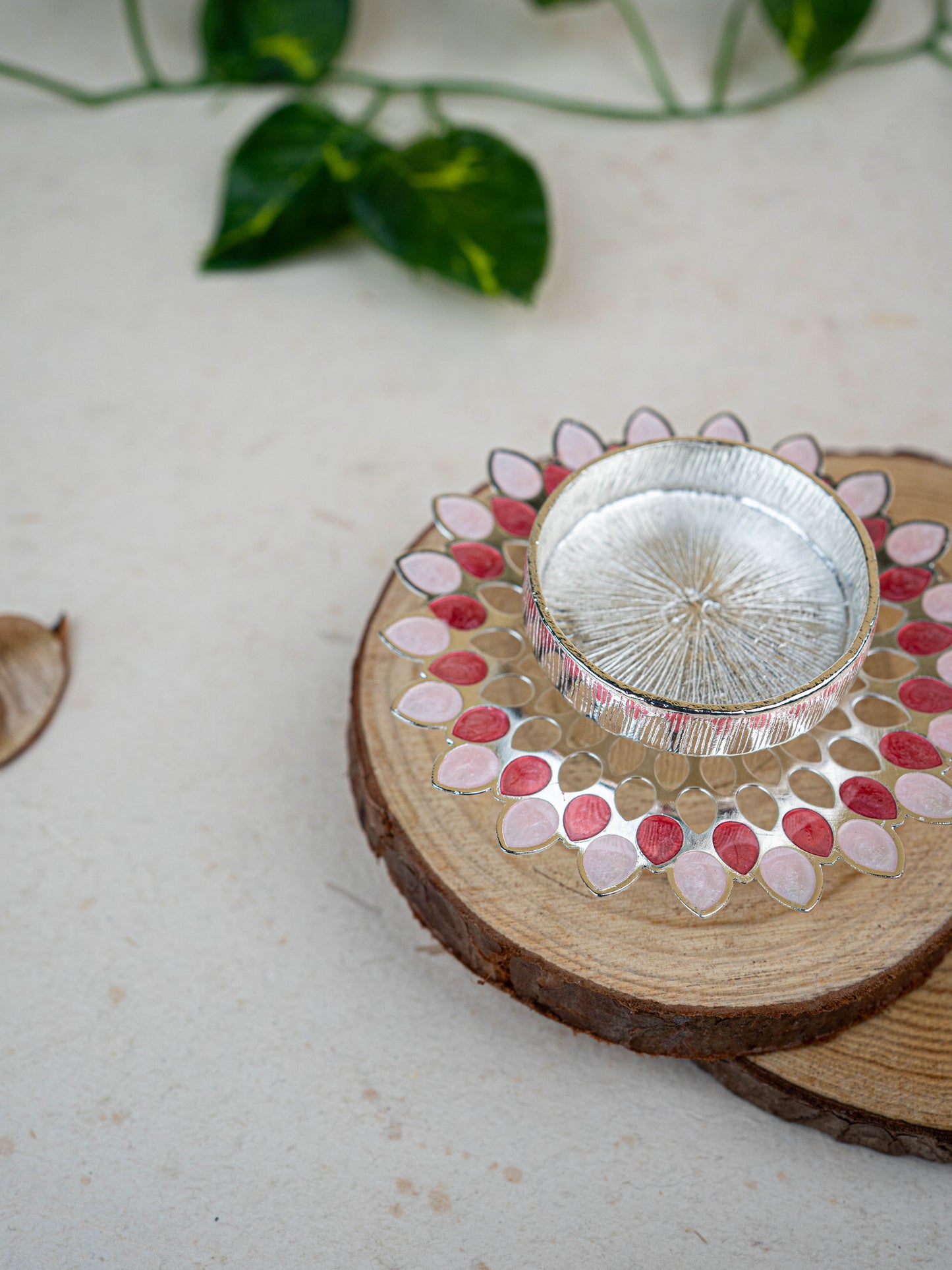 White Metal Designer T-Light Holder - Pink - WL5497-1