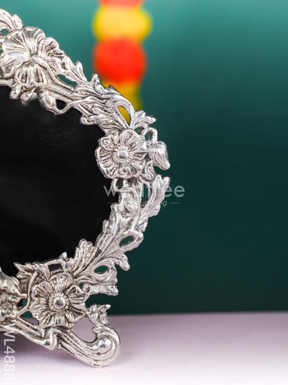 White Metal Oval Photo Frame - WL4888